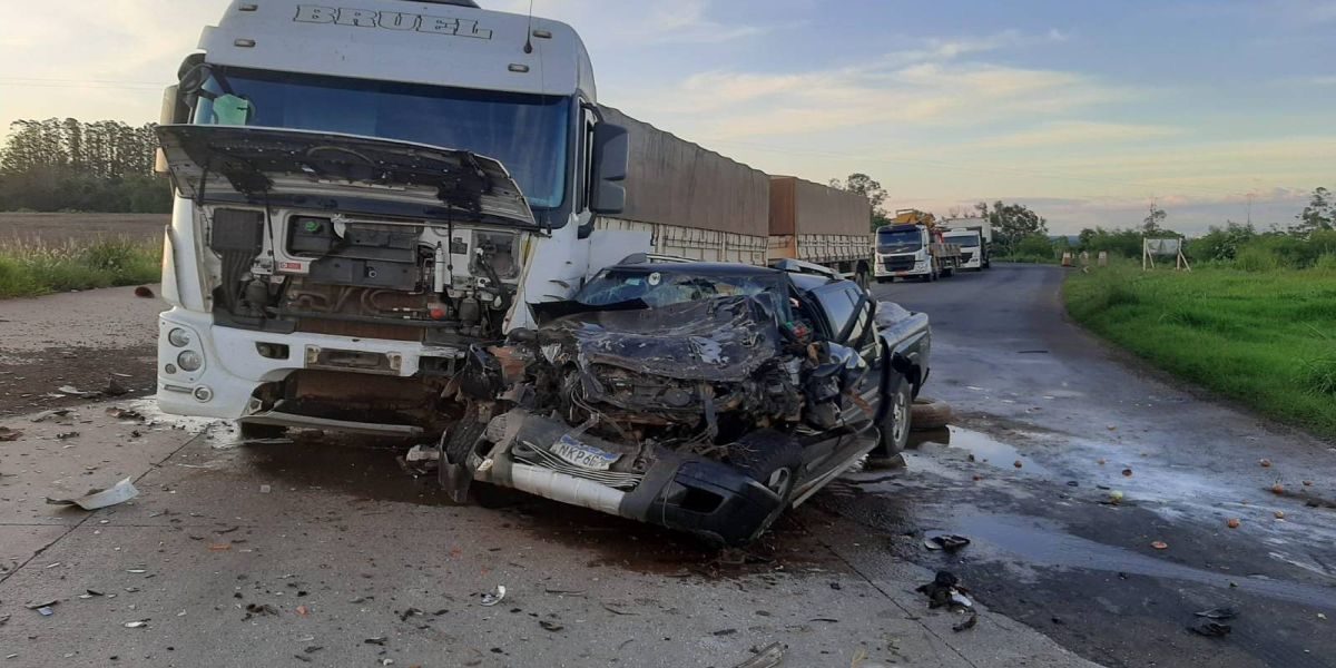 Duas pessoas ficam encarceradas após colisão entre caminhonete e carreta na BR-163 em Capitão