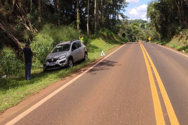 Homem colide Sandero em barranco após desviar de Gol que forçava ultrapassagem na PR-180 em Cascavel