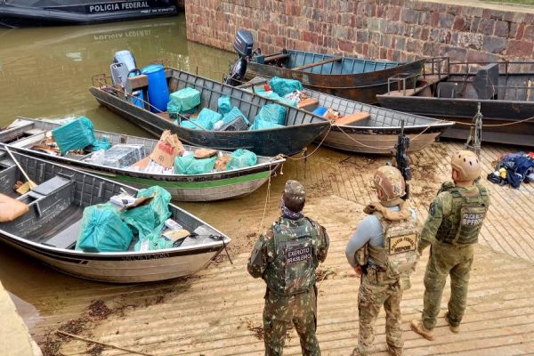 BPFRON, PF e Exército apreendem embarcações carregadas com cigarros contrabandeados em Altônia