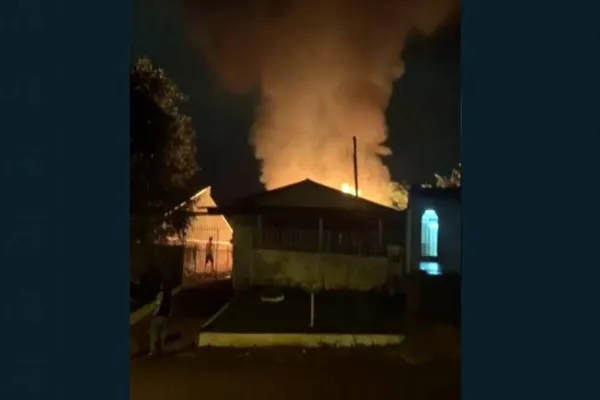 Foto relacionada a notícia: Casa de madeira fica destruída após incêndio na Rua Alvorada no Bairro Basmadeira