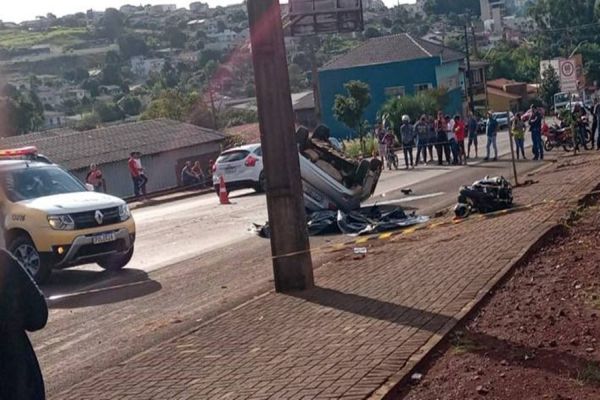 Imagem referente a notícia: Motociclista morre após violenta colisão de trânsito na PR-281; Câmera de segurança registrou o fato