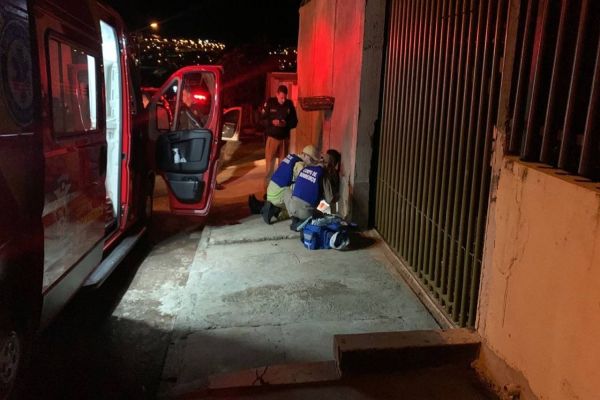 Imagem referente a notícia: Homem fica ferido após ser atingido por facada e disparos de arma de fogo no Bairro Bela Vista