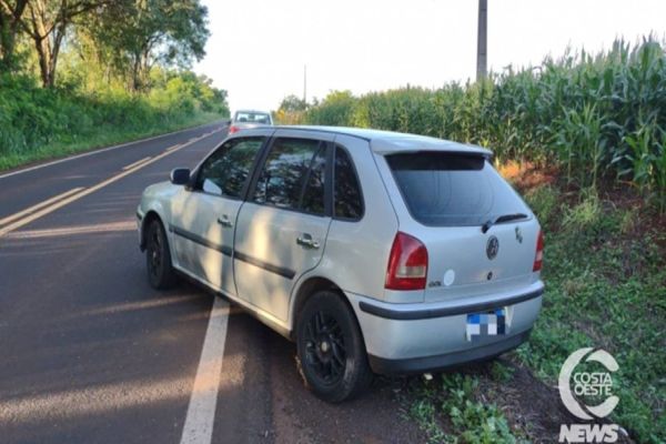 Jovens são flagrados dormindo em veículo sobre a rodovia em Missal