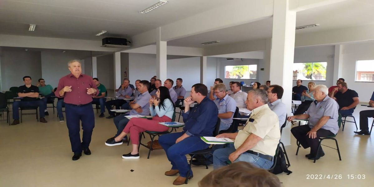 Ocepar e Sescoop capacitam conselheiros para cooperativas