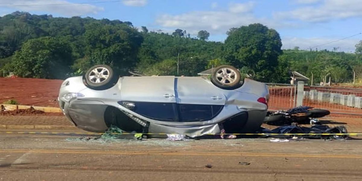 Corolla que se envolveu em acidente fatal com moto na PR-281, transportava três crianças