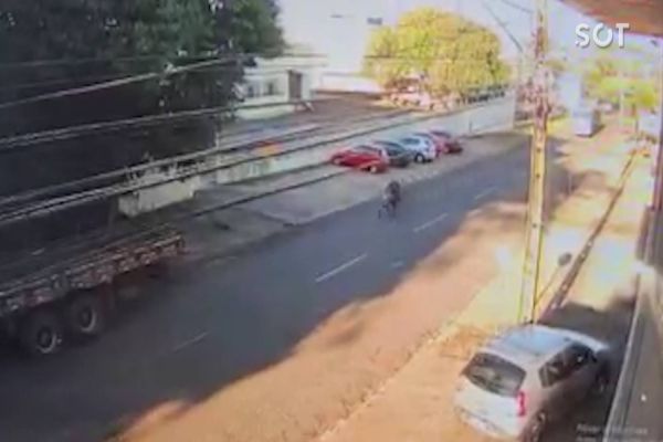 Imagem referente a notícia: Motociclista “nasce de novo” após colidir violentamente em caminhão estacionado no Parque São Paulo