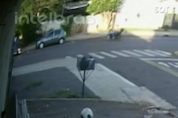 Imagem referente a notícia: Câmera de monitoramento registra colisão entre carro e moto na Rua Ipanema do Jardim Verdes Campos