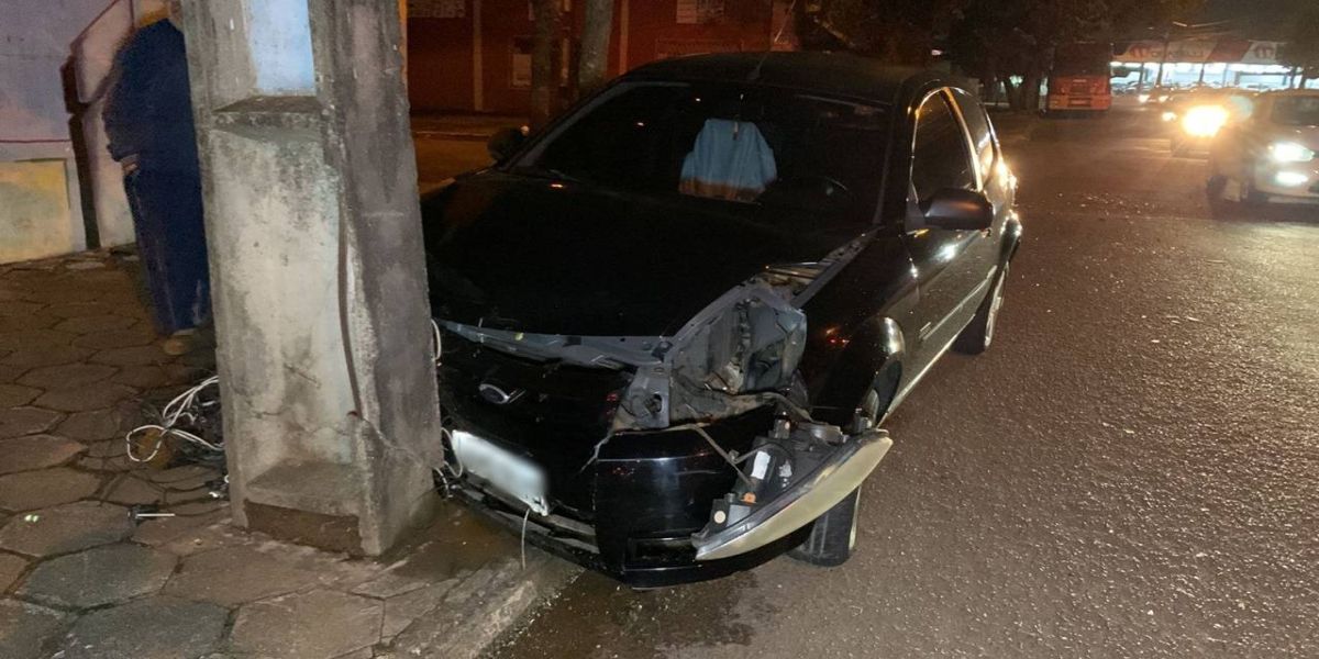 Duas pessoas ficam feridas após forte colisão na Rua Ponta Grossa