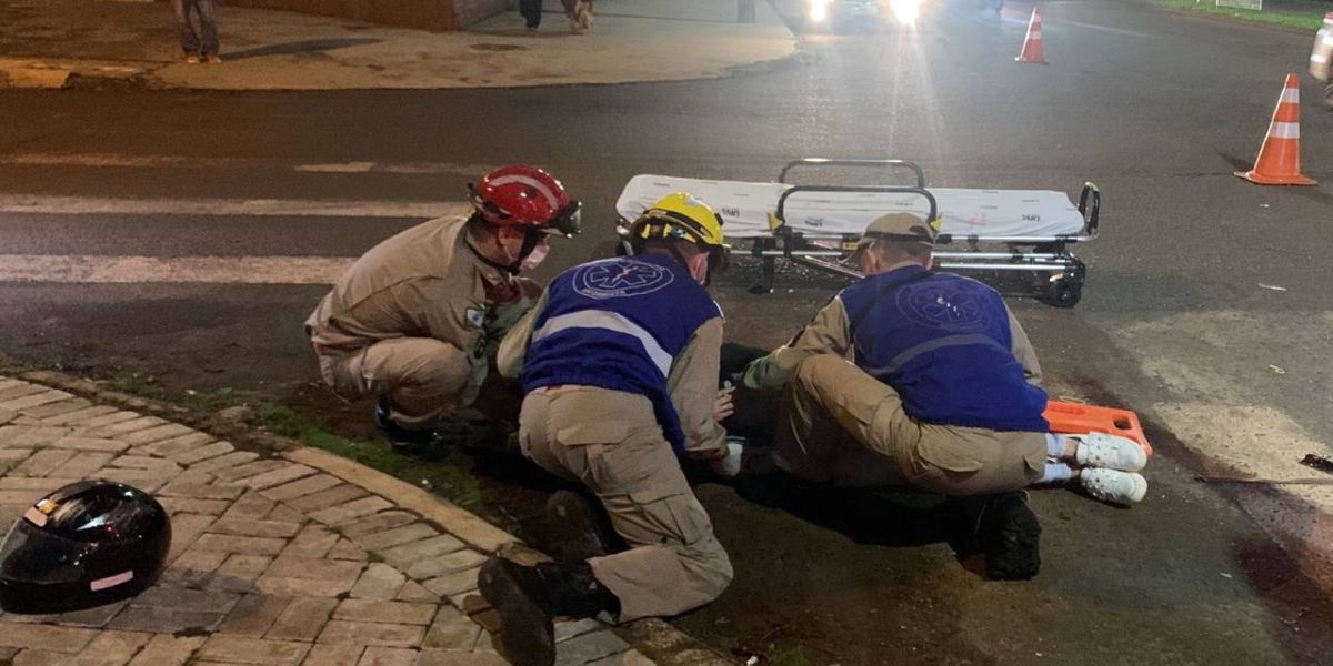 Mulher fica ferida em colisão de trânsito envolvendo moto e carro na Rua Olindo Periolo