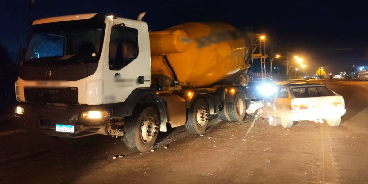 Motorista sofre ferimentos moderados após colidir em caminhão na PR-317
