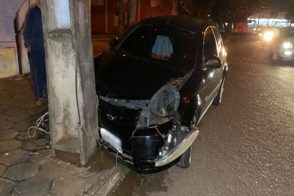 Imagem referente a notícia: Duas pessoas ficam feridas após forte colisão na Rua Ponta Grossa