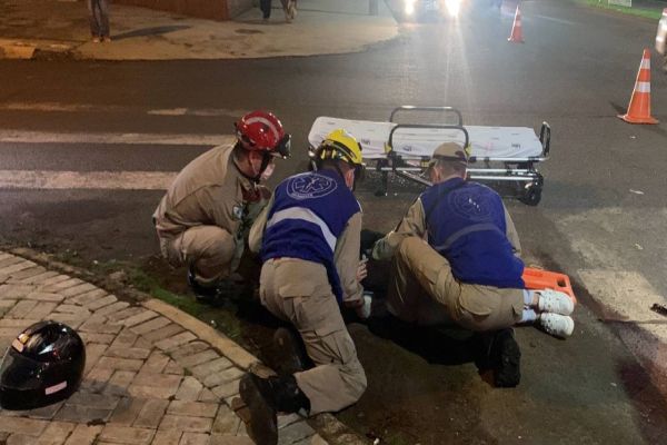 Imagem referente a notícia: Mulher fica ferida em colisão de trânsito envolvendo moto e carro na Rua Olindo Periolo