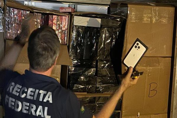 Imagem referente a notícia: Receita Federal apreende caminhão com mais de R$ 2 milhões em produtos da Apple em fundo falso