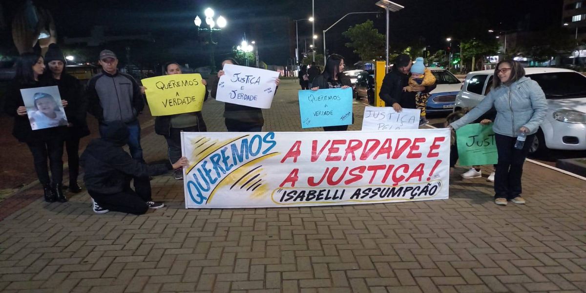 Familiares da pequena Isabelly realizam manifestação em prol de Justiça em frente à Catedral