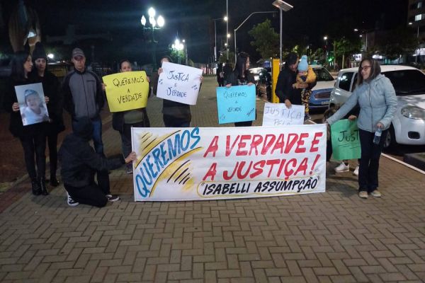 Familiares da pequena Isabelly realizam manifestação em prol de Justiça em frente à Catedral
