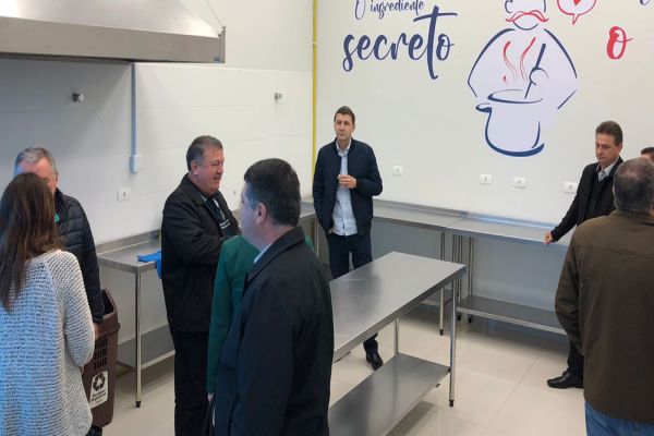 Diretores conhecem estruturas de cozinhas industriais da Acic