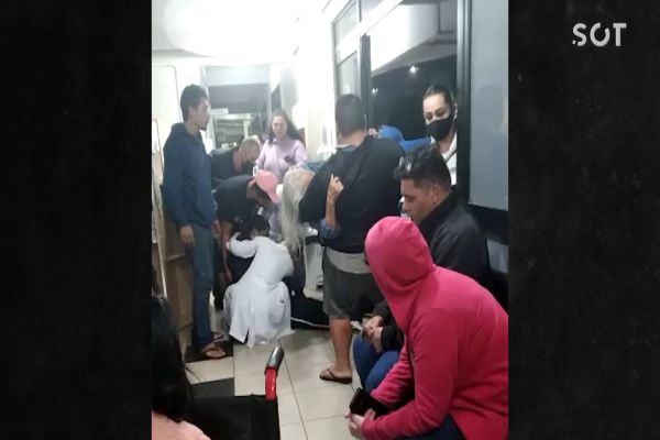 Imagem referente a notícia: Pacientes agonizam na porta da UPA Tancredo a espera de atendimento