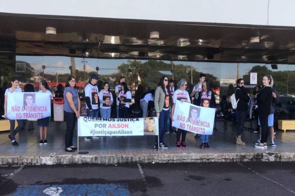 Imagem referente a notícia: Familiares de Ailson Ortiz, morto em briga de trânsito, realizam protesto em frente ao Fórum