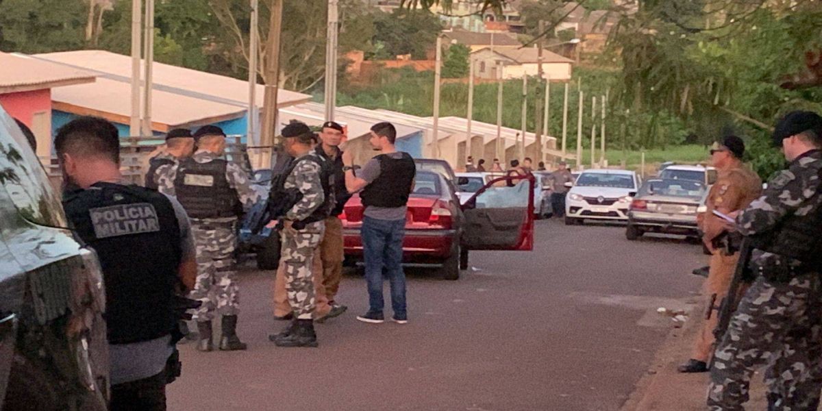 Homem morre em confronto com a PM e outros dois são detidos após roubarem caminhonete em Cascavel