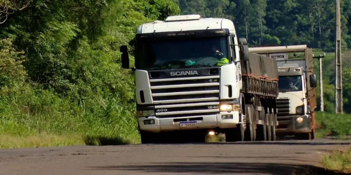Caminhoneiro é feito refém e tem carga de adubo roubada no oeste do Paraná