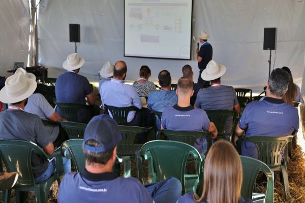Produtores de leite conhecem novas tecnologias no Copacol Agro