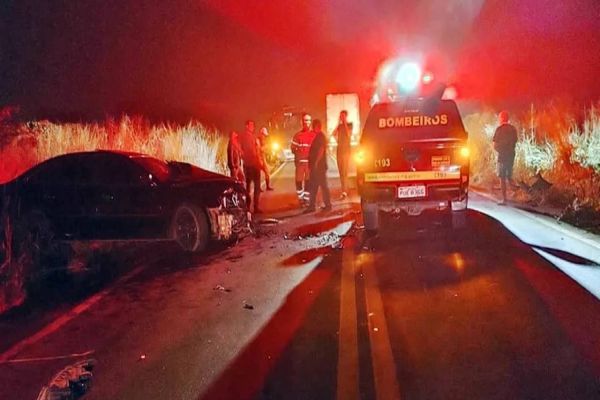 Pai que buscava corpo de filho para sepultamento morre em acidente entre carro e caminhão em MG