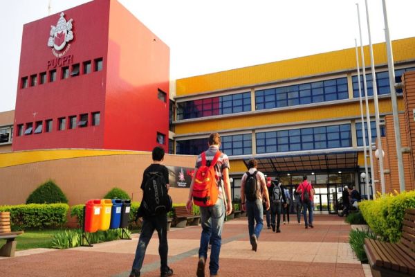 PUCPR oferta cursos de educação executiva para líderes empresariais