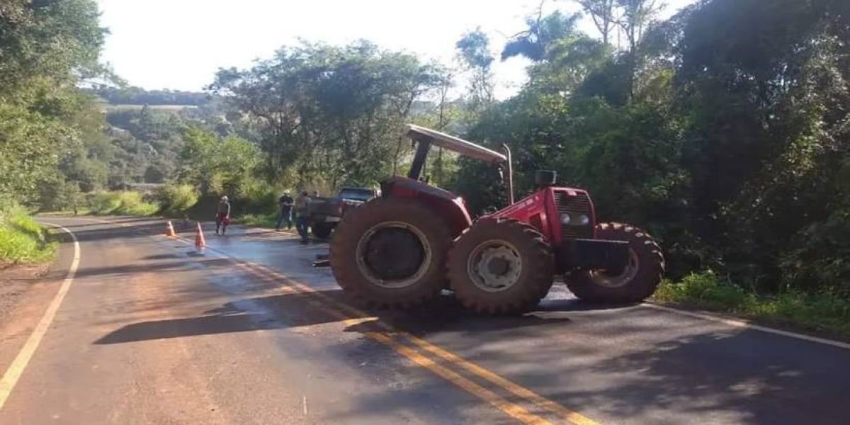 Trator parte ao meio após colidir em Hilux na PR-562, entre São João e Coronel Vivida