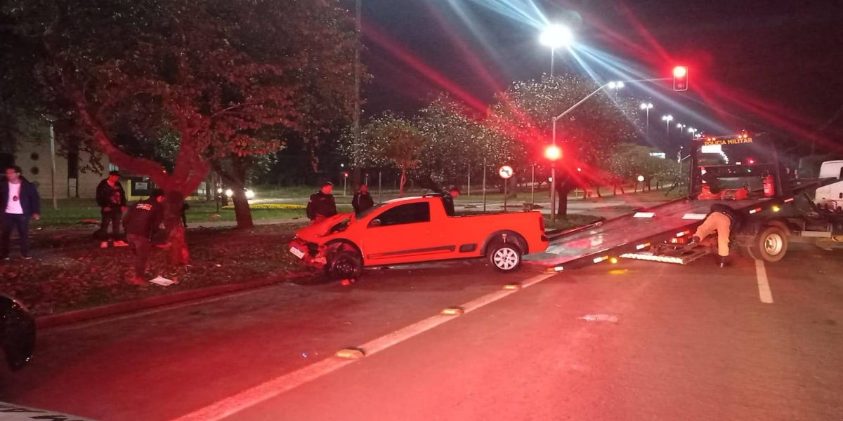 Homem de 47 anos morre ao colidir Saveiro violentamente em arvore na Avenida Tancredo Neves