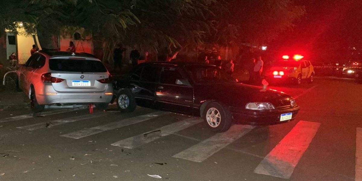 Homem é executado a tiros e colide veículo em árvore durante fuga dos atiradores no Bairro Periolo