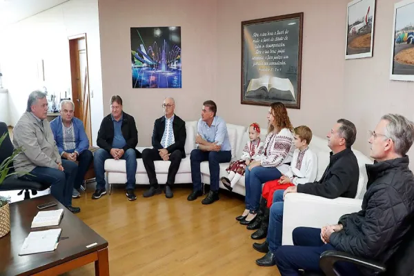 Foto relacionada a notícia: Grupo Ucraniano Canadense de dança fará apresentação para auxiliar refugiados da guerra
