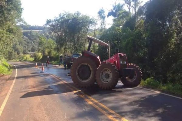 Trator parte ao meio após colidir em Hilux na PR-562, entre São João e Coronel Vivida