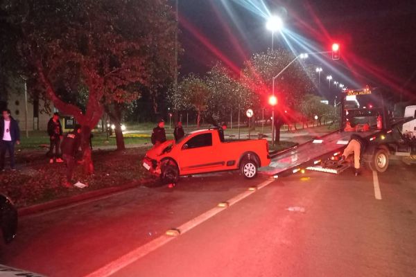 Homem de 47 anos morre ao colidir Saveiro violentamente em arvore na Avenida Tancredo Neves