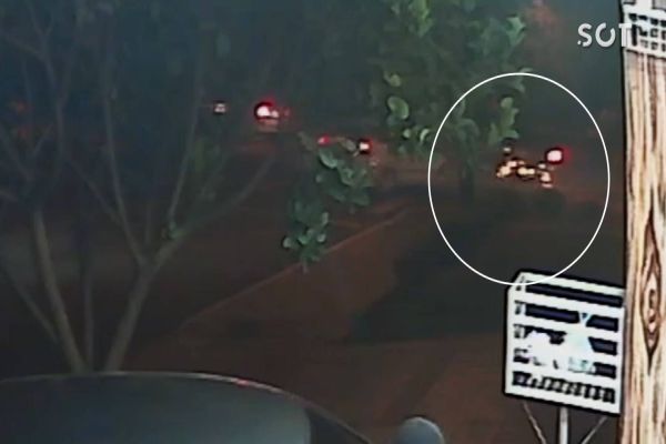 Imagem referente a notícia: Câmera de segurança registra colisão aonde homem foi executado no Bairro Periolo