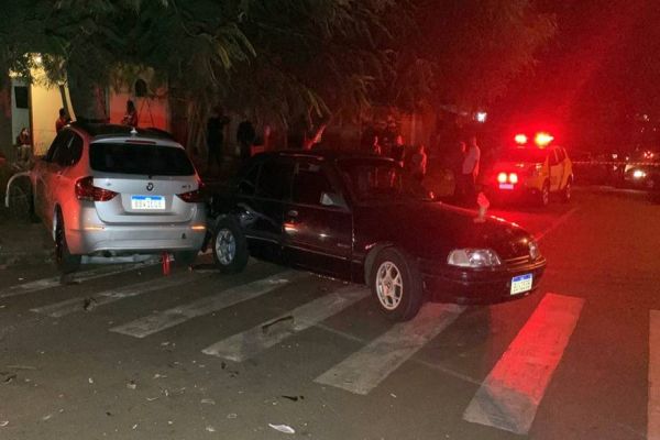 Imagem referente a notícia: Homem é executado a tiros e colide veículo em árvore durante fuga dos atiradores no Bairro Periolo