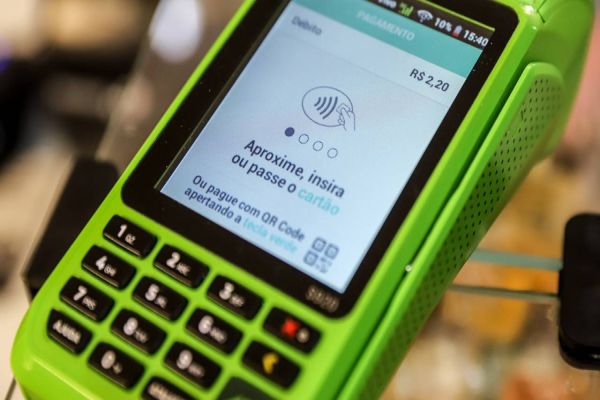 Procon-PR alerta consumidores para o golpe do cartão trocado