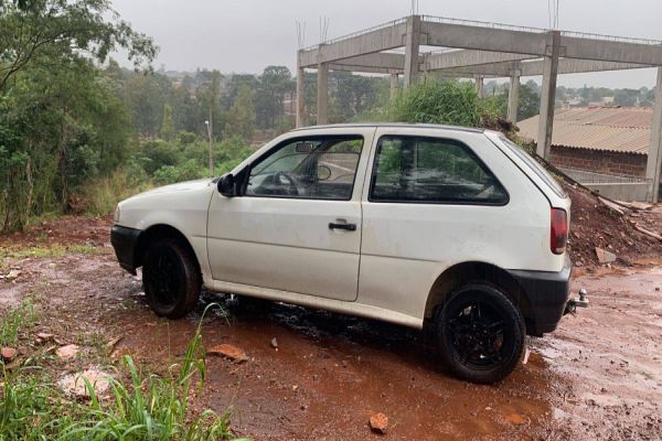 Imagem referente a notícia: Bandidos são vistos fazendo baldeação de roupas furtadas no Bairro Lago Azul; O carro foi recuperado
