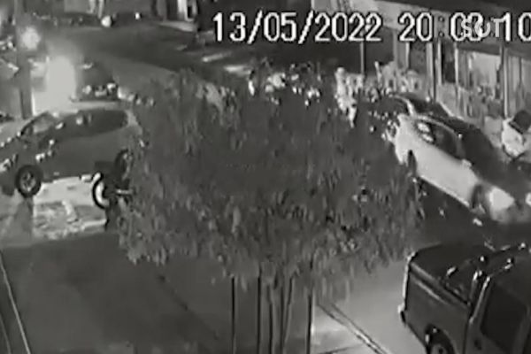 Imagem referente a notícia: Novas imagens: Câmeras gravam áudio do tiroteio e primeira colisão do homicídio de Jhonatan Garcia