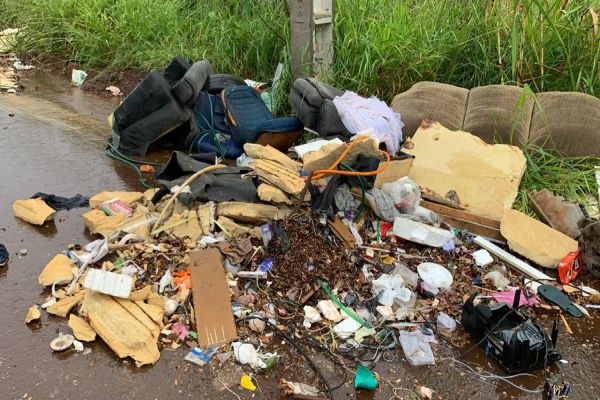 Imagem referente a notícia: Moradores do Jardim Tarumã II reclamam de descarte irregular de Lixo na Rua Pedro Gurgacz