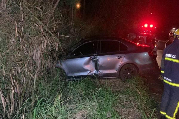 Imagem referente a notícia: Duas pessoas ficam feridas após veículo sair da pista e colidir contra barranco na BR-467