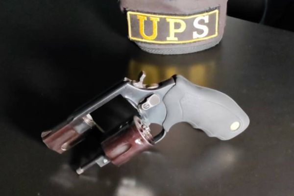 Homem é detido por posse irregular de arma de fogo no Bairro Floresta