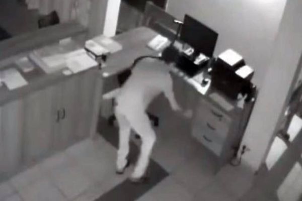 Homem é flagrado roubando paróquia antes de ser atropelado por padre; Veja o video