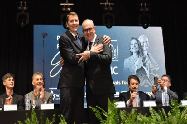 União, eleição e desenvolvimento são pontos elencados por Genesio em posse