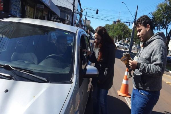 Maio Amarelo reforça aos responsáveis pelo transporte dos pequenos que amor e cuidado andam juntos