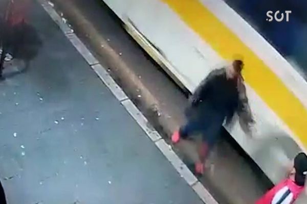 Imagem referente a notícia: Câmera de segurança registra homem sendo jogado contra ônibus na Rua Paraná após discussão