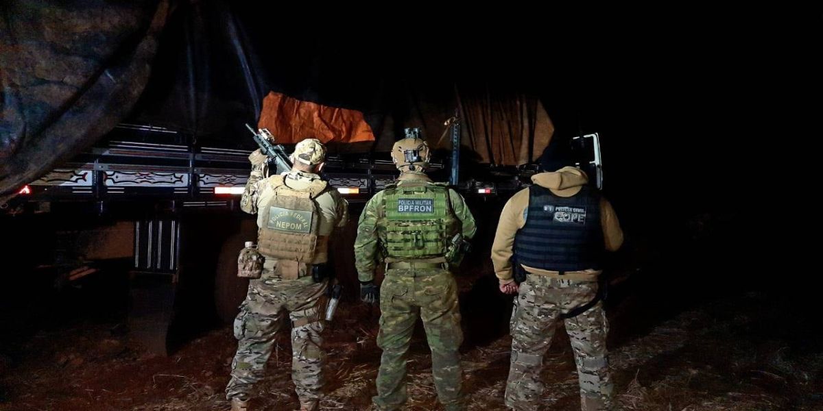 PF e Cope apreendem caminhões com carga milionária de cigarros contrabandeados