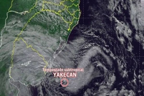 Ciclone no RS deixa mais de 200 mil sem luz; vento faz caminhão tombar em SC