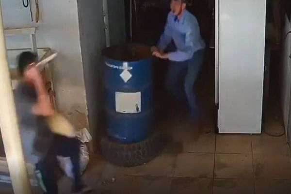 Cliente tem surto em loja agropecuária e tenta esfaquear funcionários