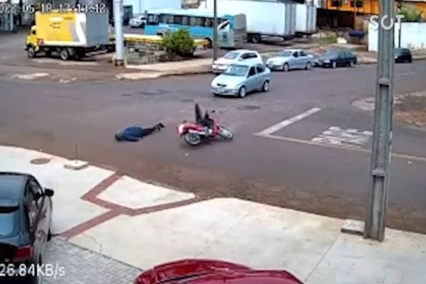 Imagem referente a notícia: Após várias colisões de trânsito na Rua São Gabriel; Moradores clamam por uma rotatória no local
