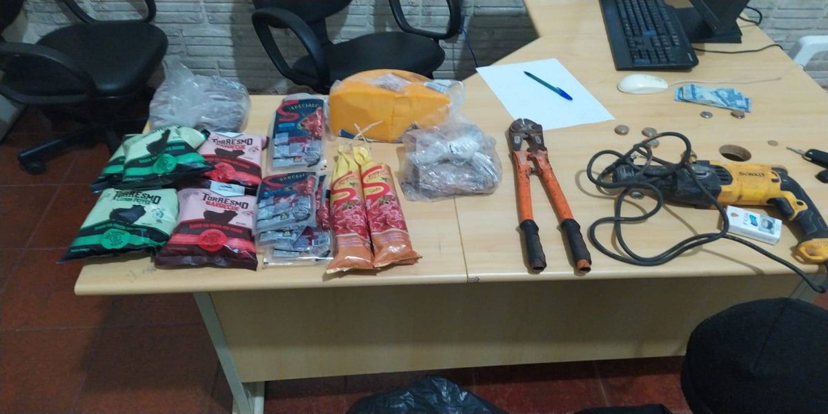 Dois indivíduos são detidos pela PM após furtarem comercio no Bairro Parque São Paulo